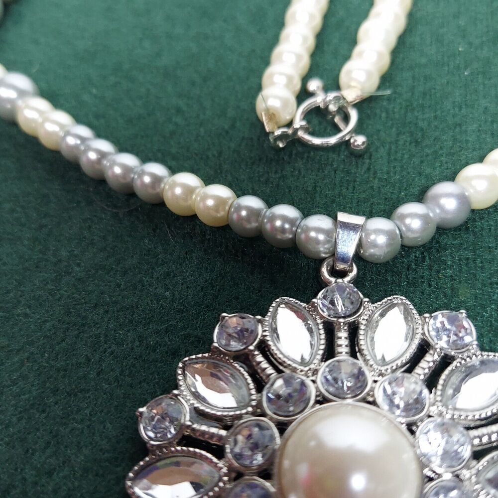 white and silver beads with flower pendant necklace 26"  flower 2" - Picture 3 of 6